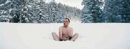 Josef Hader in Wilde Maus: mit Whiskyflasche Halbnackt im Schnee. 